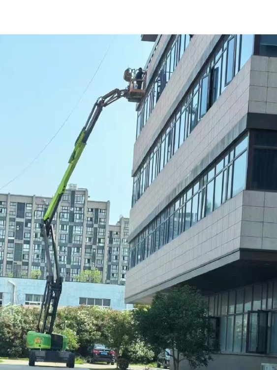 高效安全，靈活便捷——上海昭晨機械設備租賃在嘉定區的16米曲臂車租賃與弱電安裝服務解析